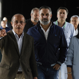 (I-D) El portavoz de VOX en Les Corts Valencianes, José María Llanos, el presidente de VOX Valencia, Ignacio Gil Lázaro, el presidente de VOX, Santiago Abascal, y la presidenta de Les Corts Valencianes, Llanos Massó, en una foto de archivo.
