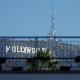 El icónico letrero de Hollywood visto desde Hollywood Boulevard, en  Los Ángeles (California, EEUU).