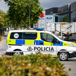 Un vehículo de la Policía en una zona confinada por un incendio en Barcelona el 10 de mayo de 2025.