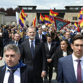 El rey Felipe VI junto a la reina Letizia en el campo de concentración de Mauthausen, rodeados de banderas republicanas.