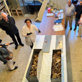 Tècnics i autoritats, a la biblioteca del monestir de Santa Maria de Bellpuig de les Avellanes, on s'han traslladat les caixes amb les restes dels comtes d'Urgell que hi havia dins les osseres de l'església del mateix monestir