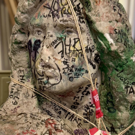 Imagen del busto de Jim Morrison, encontrado tras su robo hace 37 años.