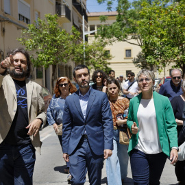 El ministro de Derechos Sociales, Consumo y Agenda 2030, Pablo Bustinduy, con la portavoz municipal de Compromís, Papi Robles, durante un recorrido por el barrio del Cabanyal junto a vecinos para ver la situación de los anuncios ilegales de pisos turísticos en el País Valencià.