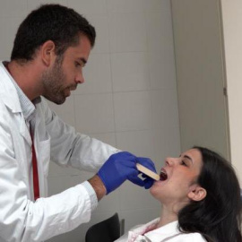 La pacient i el doctor Marc Espino, del Servei de Cirurgia Oral i Maxil·lofacial de l’HUB