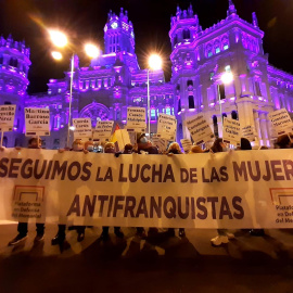 Activistas por la Plataforma en Defensa del Memorial del cementerio del Este de Madrid en la manifestación del 8M.