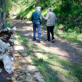 Una de les escultures amb els promotors de la ruta de Campdevànol