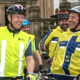El presidente de la Xunta, Alfonso Rueda, y el exconselleiro do Mar, Alfonso Vilallares, en Pontevedra tras terminar una etapa del Camiño de Santiago por la ruta portuguesa.