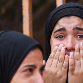 Una mujer llora en el funeral de la víctima de un ataque israelí cerca de un centro de distribución en Rafah, este 8 de junio de 2025.