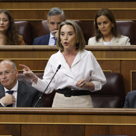 La diputada popular Cuca Gamarra interviene en presencia del líder del Partido Popular, Alberto Núñez Feijóo (d), y del portavoz parlamentario del partido Miguel Tellado (i) durante la sesión de control al Gobierno, este miércoles en el Congreso de los Diputados.
