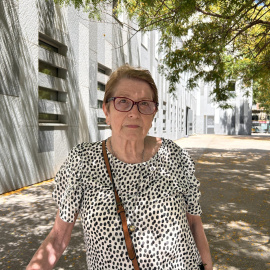 La Pepi, veïna desnonada de Sants, davant del Centre de Serveis Socials del carrer Numància de Barcelona.