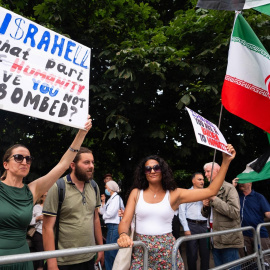 Imagen de una manifestación organizada por el Movimiento Juvenil Palestino Británico (PYM) cerca de la embajada de Israel en Londres, en protesta por el creciente conflicto en Oriente Medio tras los ataques aéreos israelíes contra Irán.