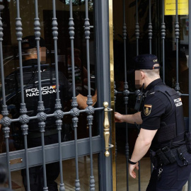 La Policía Nacional acude este martes a la casa del exdirigente socialista Santos Cerdán para revisar dos paquetes llegados del Congreso.