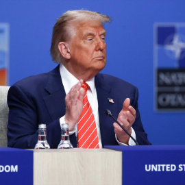 Pie de fotoEl presidente de Estados Unidos, Donald Trump, asiste a una reunión plenaria durante la cumbre de la OTAN en La Haya (Paises Bajos), el 25 de junio de 2025.