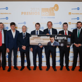 Los premiados en la última edición de los Premios HO, entre ellos Miguel Bernad (Manos Limpias), Aitor Guisasola (Movimiento de Regeneración Democrática) y Luis María Pardo (Iustitia Europa), que posan con Luis Losada e Ignacio Arsuaga (Hazte Oír).