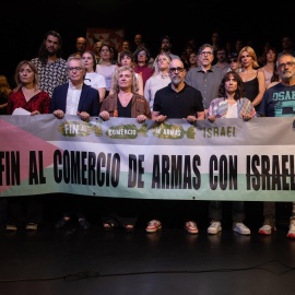 Varios actores y actrices durante la presentación de la la Carta de la Cultura a Pedro Sánchez para pedir el embargo de armas a Israel, en Teatro del Barrio, a 14 de julio de 2025, en Madrid (España).