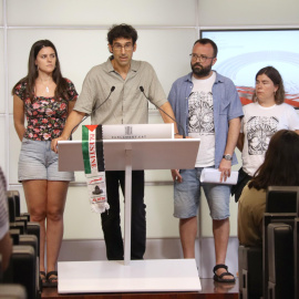 Marc Jamal, de la Comunitat Palestina de Catalunya, parla davant d'Alys Samson, de Prou Complicitat amb Israel, i Carlos Macías i Cristina Curto, de Famílies per la Pau