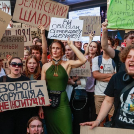 Miles de manifestantes se han concentrado este martes en las ciudades de Kiev, Dnipró, Odesa y Lviv para denunciar las medidas que está tomando el Gobierno contra la independencia de los organismos anticorrupción del país.