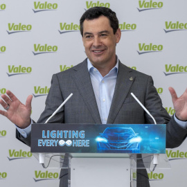 El presidente de la Junta de Andalucía Juanma Moreno Bonilla interviene durante una visita en Martos (Jaén), al edificio de Valeo.