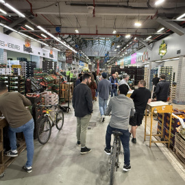 Un dels pavellons del mercat de fruita i verdura de Mercabarna