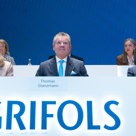 Foto de archivo de la secretaria Núria Martín; el consejero y exCEO Thomas Glanzmann, y el consejero Tomás Dagá, de Grifoils.