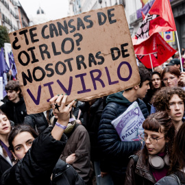 Varias mujeres con carteles durante la manifestación del 8M en Madrid.