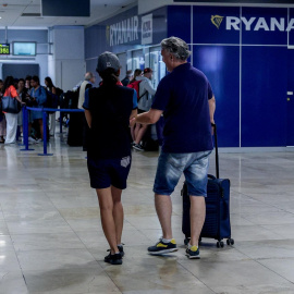 Dos personas con una maleta en el aeropuerto Adolfo Suárez-Madrid Barajas.