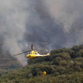 Quiroga, Lugo. Arde la Serra do Courel en el municipio de Quiroga. El fuego, procedente del incendio en el Concello ourensano de Larouco, pasó en la noche de ayer el Río Sil en más de 15 puntos distintos. Aldeas como Bendollo, Centeais, Ferreira o Alvaredos han quedado cercadas por las llamas