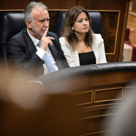 La ministra de Juventud e Infancia, Sira Rego y el ministro de Política Territorial, Ángel Víctor Torres, durante una sesión plenaria en el Congreso de los Diputados, a 10 de abril de 2025