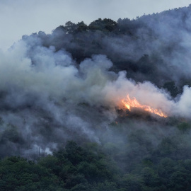 Se vuelve a avivar el incendio de la localidad asturiana de Tuña.