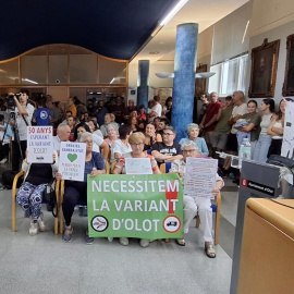 Imatge del ple d'Olot amb veïns en contra de la variant i d'altres a favor