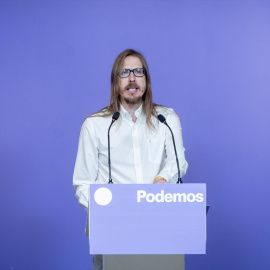 El secretario de Organización y portavoz de Podemos, Pablo Fernández, durante una rueda de prensa.