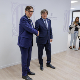 El president de la Generalitat, Salvador Illa, y el expresident Carles Puigdemont en Bruselas.