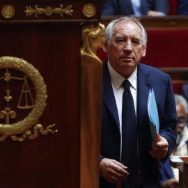 El primer ministro francés, François Bayrou, se dirige a la tribuna durante la moción de confianza en la Asamblea Nacional francesa.