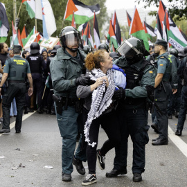 Agentes de la Guardia Civil intervienen ante las protestas en apoyo a Palestina en La Vuelta.