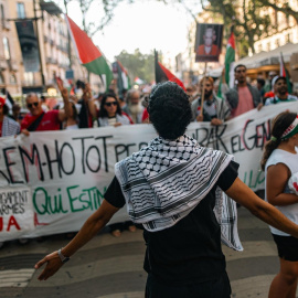 Varias personas con banderas palestinas durante una manifestación en Barcelona.