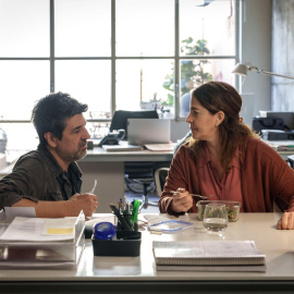 El director Cesc Gay con la actriz Nora Navas, en el rodaje.