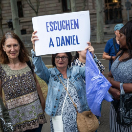 Decenas de mujeres protestaron en solidaridad con Juana Rivas y su hijo menor Daniel ante el Tribunal Superior de Justicia de Cataluña (TSJC) en Barcelona, ​​España, el 24 de julio de 2025, tras la controversia sobre la custodia de su hijo, que obliga a Juana Rivas a devolvérselo a su padre, Francesco Arcuri, presunto autor de abusos a menores, y anteriormente a su exesposa. Juana Rivas está imputada por la Audiencia de Granada por un presunto delito de sustracción de menores y deberá entregar a su hijo menor a Francesco Arcuri el viernes. (Foto de Marc Asensio/NurPhoto) (Foto de Marc Asensio / NurPhoto / NurPhoto vía AFP)Sugerencias
