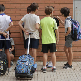 Varios niños en el Colegio Público Rosa Serrano en Paiporta, Valencia.