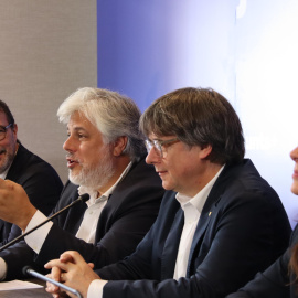 Carles Puigdemont, Albert Batet i Mònica Sales, durant la reunió del grup parlamentari de Junts aquest dilluns a Waterloo