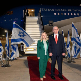 TEL AVIV, 25/09/2025.- El primer ministro israelí, Benjamín Netanyahu, junto a su mujer Sara, antes de subir a bordo del avión con rumbo a Nueva York para dirigirse a la Asamblea General de Naciones Unidas, la madrugada de este jueves en Tel Aviv. EFE/ GPO - SOLO USO EDITORIAL/SOLO DISPONIBLE PARA ILUSTRAR LA NOTICIA QUE ACOMPAÑA (CRÉDITO OBLIGATORIO) -