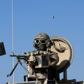 Un soldado del ejército israelí detrás de una ametralladora montada en las inmediaciones del hospital de campaña jordano en la ciudad de Gaza, el 3 de octubre de 2025.