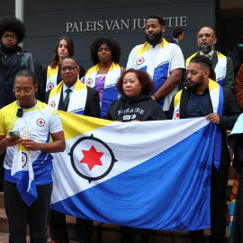 Una delegación de habitantes de la isla de Bonaire y representantes de Greenpeace, frente al tribunal de distrito que atiende su demanda contra Países Bajos por el cambio climático.