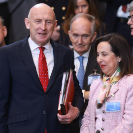 El ministro de Defensa británico, John Healey, y Margarita Robles, durante la reunión de ministros de Defensa de la OTAN en Bruselas.