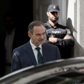 El exministro de Transportes José Luis Ábalos a su salida del Tribunal Supremo, a 15 de octubre de 2025, en Madrid (España). Ábalos está citado a raíz de la información recabada en el último informe de la Unidad Central Operativa (UCO) de la Guardia Civil sobre su situación patrimonial. Además, se rechazó la renuncia del exministro a su defensa legal, por su obligación de acudir acompañado, y se revisan las medidas cautelares.Diego Radamés / Europa Press15/10/2025