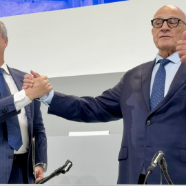 César González-Bueno i Josep Oliu al final de la Junta General Extraordinària d'Accionistes.