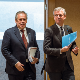 El presidente de la Xunta, Alfonso Rueda (d), con su conselleiro de Sanidade, Antonio Gómez Caamaño, en una foto de archivo.