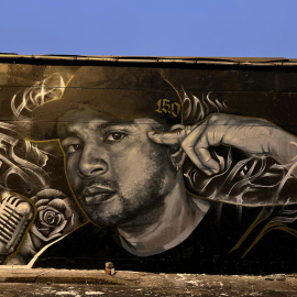 Gigantesco mural del asesinado cantautor peruano Trvko, frente al Estadio Nacional en Lima.