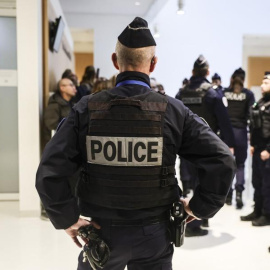 La policía durante el primer día del juicio por el ciberacoso a Brigitte Macron.