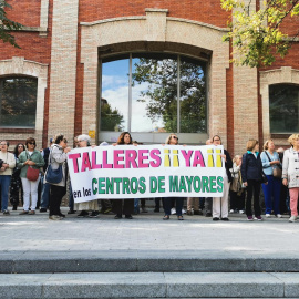 Concentración por la suspensión de talleres para personas mayores en los centros de los distritos Retiro y Carabanchel.