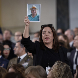 VALENCIA, 29/10/2025.- Familiares de las 237 víctimas de la dana muestran fotografías de los seres queridos fallecidos, antes del inicio del funeral de Estado celebrado este miércoles en Valencia con motivo del primer aniversario de la tragedia. EFE/ Kai Forsterling